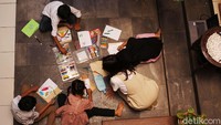 Kelas belajar menggambar diselenggarakan setiap Sabtu.