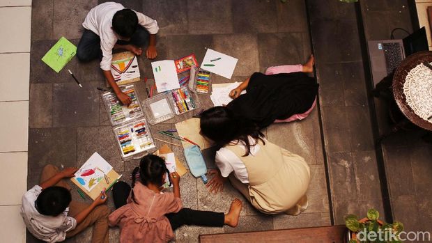 Anak-anak mengikuti kelas belajar menggambar di Taman Tino Sidin, Bantul, Yogyakarta, Senin (28/9/2020). Anak-anak belajar menggambar dengan pendekatan teknik menggambar ala Maestro gambar Tino Sidin.