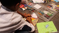Mulai dari gunung hingga hewan digambar oleh anak-anak tersebut.