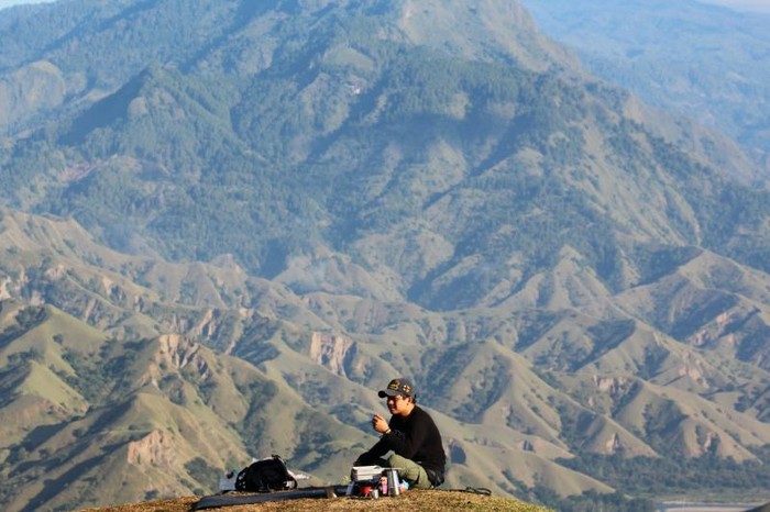 Bukit Passapa menyajikan hamparan perbukitan dengan sajian pemandangan sabana berwarna hijau sejauh mata memandang.