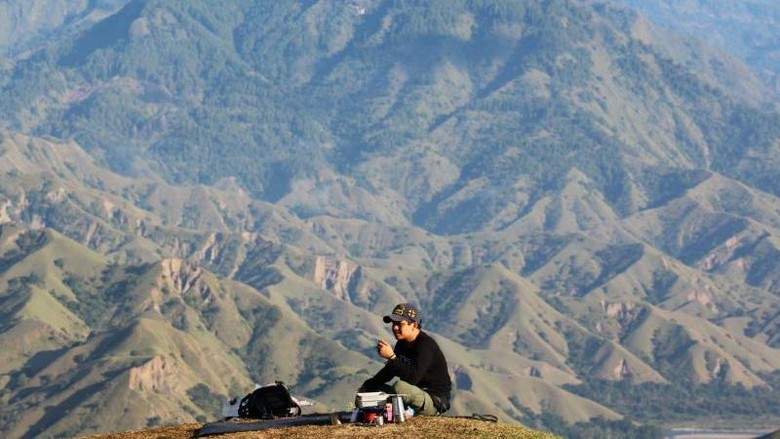 Bukit Passapa Toraja, Negeri Dongeng di Dunia Nyata Bukit Passapa menyajikan hamparan perbukitan dengan sajian pemandangan sabana berwarna hijau sejauh mata memandang.