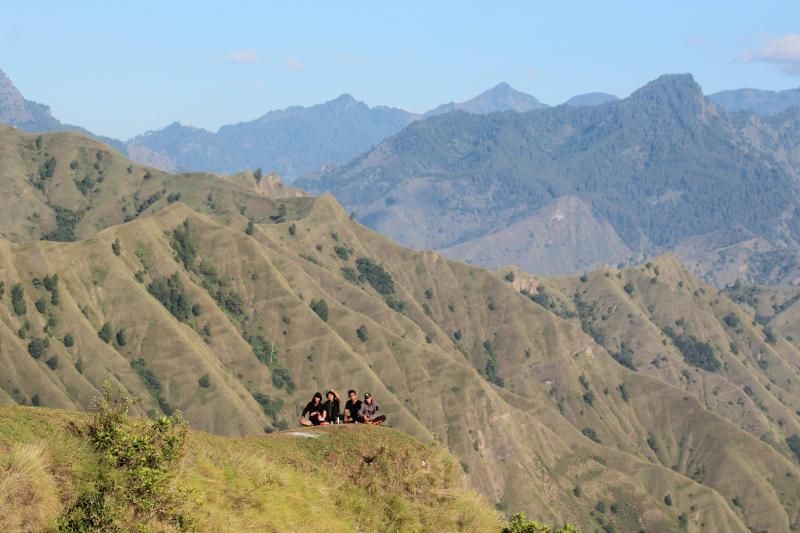Bukit Passapa menyajikan hamparan perbukitan dengan sajian pemandangan sabana berwarna hijau sejauh mata memandang.