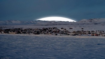 Ini penampakan cincin Saturnus di Bumi jika dilihat di langit Lingkar Arktik. Foto: Ron Miller