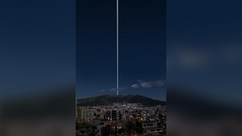 Misalnya di Quito, Ekuador yang dekat dengan ekuator, kalian akan melihat tepi dalam cincin yang terlihat seperti garis tipis di cakrawala. Foto: Ron Miller