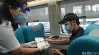 Aksi bagi-bagi masker ini bertepatan dengan hari kereta api nasional yang jatuh pada tanggal 28 September.