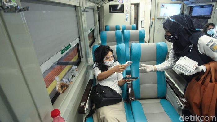 Di peringatan Hari Kereta Api Nasional, PT KAI membagikan masker gratis kepada para penumpang sebagai bentuk pencegahan Corona di masa Pandemi.