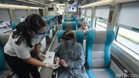 Pembagian masker dan hand sanitizer ini juga untuk menjaga para penumpang dari bahaya COVID-19.