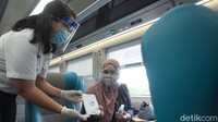 Penumpang yang mendapatkan masker gratis ini pun langsung memakainya.