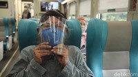 Pembagian masker ini dilakukan di dalam rangkaian kereta api.