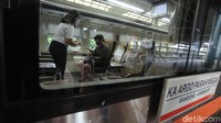 Petugas PT KAI Daop 1 membagikan masker dan hand sanitizer di Stasiun Gambir, Jakarta, Senin (28/9/2020).