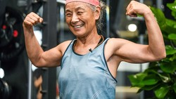 Seorang nenek di China, Chen Jifang, jadi perbincangan di media sosial. Di usia menjelang 70 tahun, ia masih aktif berolahraga dengan sangat intens.