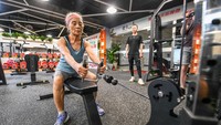 Kini, rekam medisnya jauh lebih bersih sejak rajin olahraga. Yuk, jangan mau kalah sama nenek! (Foto: AFP/STR)