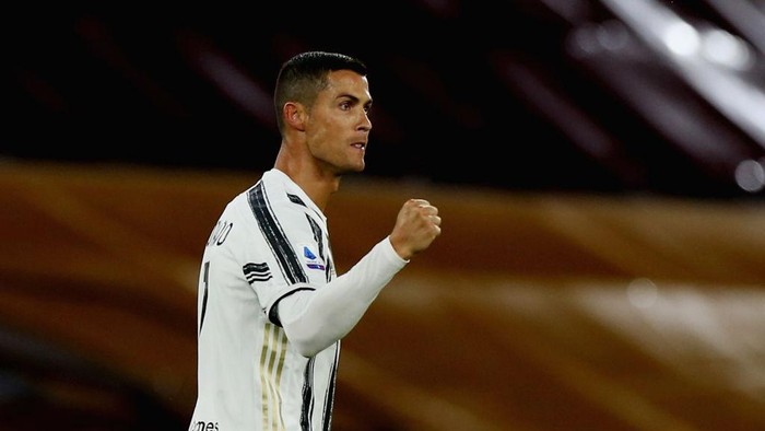 ROME, ITALY - SEPTEMBER 27:  Cristiano Ronaldo of Juventus celebrates after scoring the teams second goal during the Serie A match between AS Roma and Juventus at Stadio Olimpico on September 27, 2020 in Rome, Italy.  (Photo by Paolo Bruno/Getty Images)