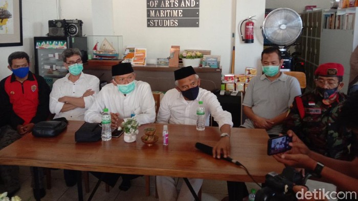 Koalisi Aksi Menyelematkan Indonesia (KAMI) Jawa Timur merasa dipersekusi oleh massa Surabaya Adalah Kita. Kami menyebut massa salah paham pada KAMI.