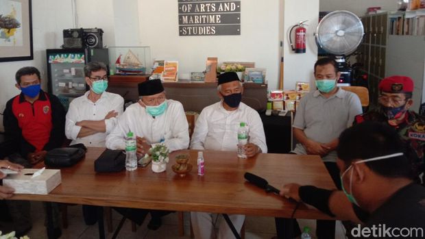 Koalisi Aksi Menyelematkan Indonesia (KAMI) Jawa Timur merasa dipersekusi oleh massa Surabaya Adalah Kita. Kami menyebut massa salah paham pada KAMI.