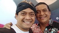 Bambang pun sangat bersyukur bisa berfoto dengan idolanya tersebut. Dok. Instagram/bambangsurono.gentolet