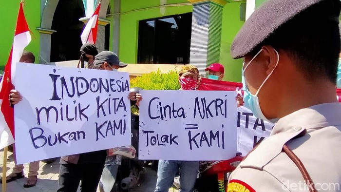eberapa elemen Koalisi Indonesia Tetap Aman (KITA) menggelar aksi tolak KAMI yang menggelar acara di  Surabaya