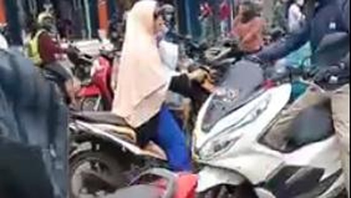 Emak-emak lawan arus