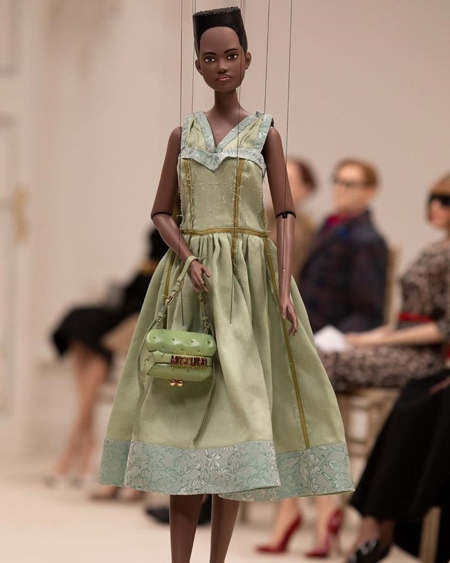 Ini tentunya jadi tantangan berat bagi Jeremy Scott. Sebab koleksi yang ditampilkan merupakan adi busana yang mengedepankan kreasi mode tingkat tinggi. Foto: Instagram/@moschino