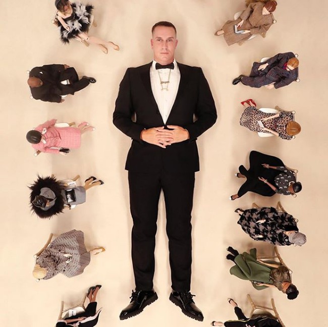 Jeremy Scott, creative director Moschino, membuat inovasi unik saat harus menggelar fashion show di tengah merebaknya pandemi virus Corona. Foto: Instagram/@moschino