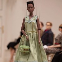 Ini tentunya jadi tantangan berat bagi Jeremy Scott. Sebab koleksi yang ditampilkan merupakan adi busana yang mengedepankan kreasi mode tingkat tinggi. Foto: Instagram/@moschino