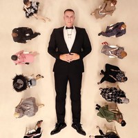 Jeremy Scott, creative director Moschino, membuat inovasi unik saat harus menggelar fashion show di tengah merebaknya pandemi virus Corona. Foto: Instagram/@moschino