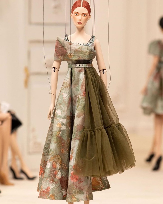 Fashion show dibuat dengan konsep pertunjukan boneka, di mana boneka marionette berjalan di atas runway layaknya model manusia. Foto: Instagram/@moschino