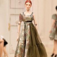 Fashion show dibuat dengan konsep pertunjukan boneka, di mana boneka marionette berjalan di atas runway layaknya model manusia. Foto: Instagram/@moschino