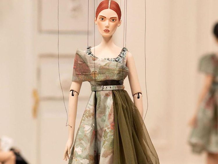 Ketika Model Manusia Digantikan dengan Boneka di Fashion Show Moschino