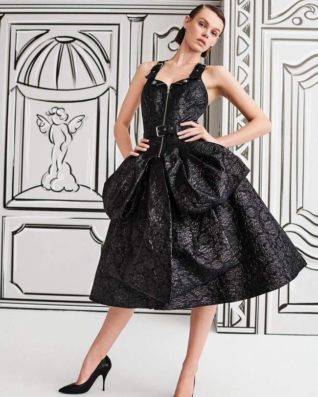 Total ada 40 look yang ditampilkan dalam fashion show. Awalnya koleksi dibuat dalam versi seukuran manusia lalu skalanya dikecilkan agar bisa dipakai boneka setinggi 76 cm. Ini model versi manusianya. Foto: Instagram/@moschino