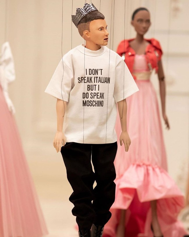 Di akhir fashion show, boneka Jeremy Scott pun muncul bersama model-model lainnya sebagai penutup acara. Foto: Instagram/@moschino