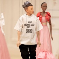 Di akhir fashion show, boneka Jeremy Scott pun muncul bersama model-model lainnya sebagai penutup acara. Foto: Instagram/@moschino