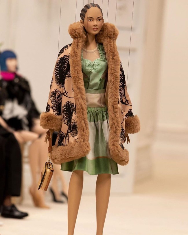 Untuk merilis koleksi terbaru Moschino Spring 2021, Jeremy Scott mengganti manusia dengan boneka sebagai pengganti model. Foto: Instagram/@moschino