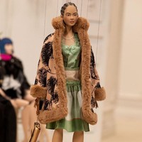 Untuk merilis koleksi terbaru Moschino Spring 2021, Jeremy Scott mengganti manusia dengan boneka sebagai pengganti model. Foto: Instagram/@moschino