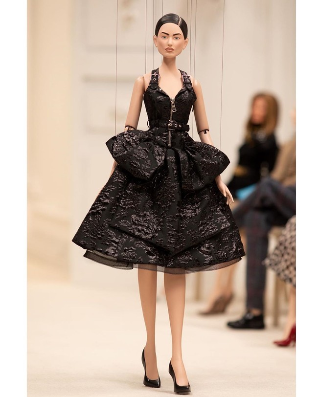 Setap garmen, kain dan motif harus dibuat lagi dalam skala kecil agar sesuai dengan dimensi boneka marionette tanpa kehilangan esensi dari rancangan aslinya. Foto: Instagram/@moschino