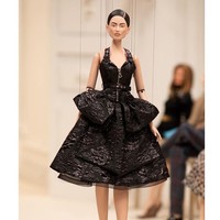 Setap garmen, kain dan motif harus dibuat lagi dalam skala kecil agar sesuai dengan dimensi boneka marionette tanpa kehilangan esensi dari rancangan aslinya. Foto: Instagram/@moschino