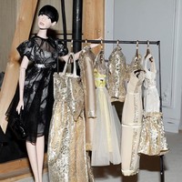 Boneka-boneka marionette ini merupakan kreasi Creature Shop milik Jim Henson. Setiap boneka mengenakan busana yang secara total merepresentasikan rancangan Jeremy Scott dan tim kreatifnya untuk Moschino. Foto: Instagram/@moschino