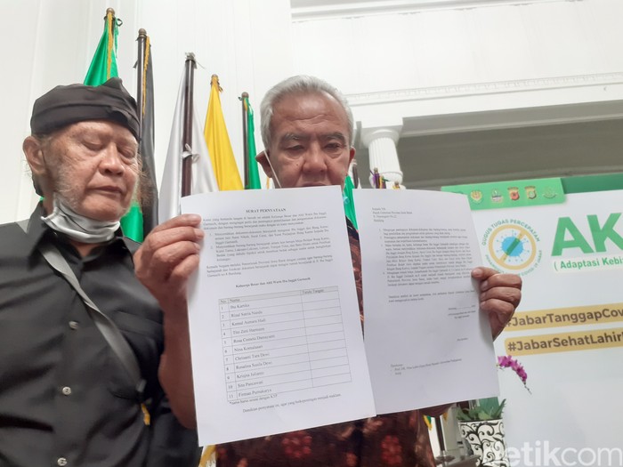Foto Prof Nina Lubis dan ahli waris Inggit Garnasih di Gedung Sate