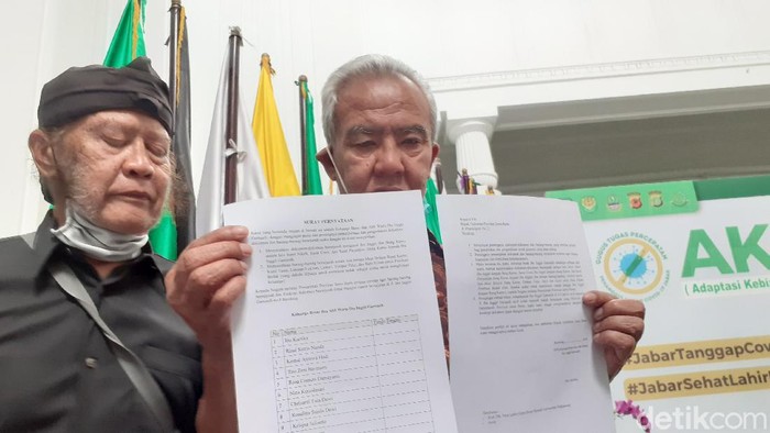 Foto Prof Nina Lubis dan ahli waris Inggit Garnasih di Gedung Sate
