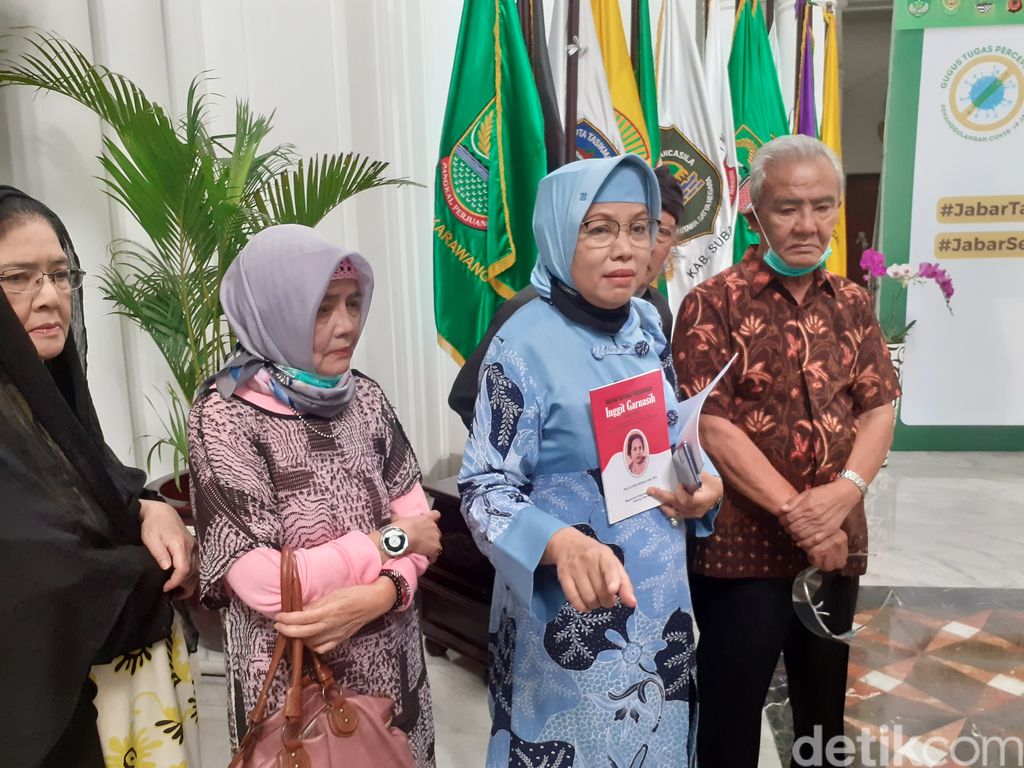 Foto Prof Nina Lubis dan ahli waris Inggit Garnasih di Gedung Sate