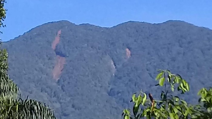 Foto Gunung Salak disebut terbelah. BNPB menyebut itu jalur longsor di hulu sungai.