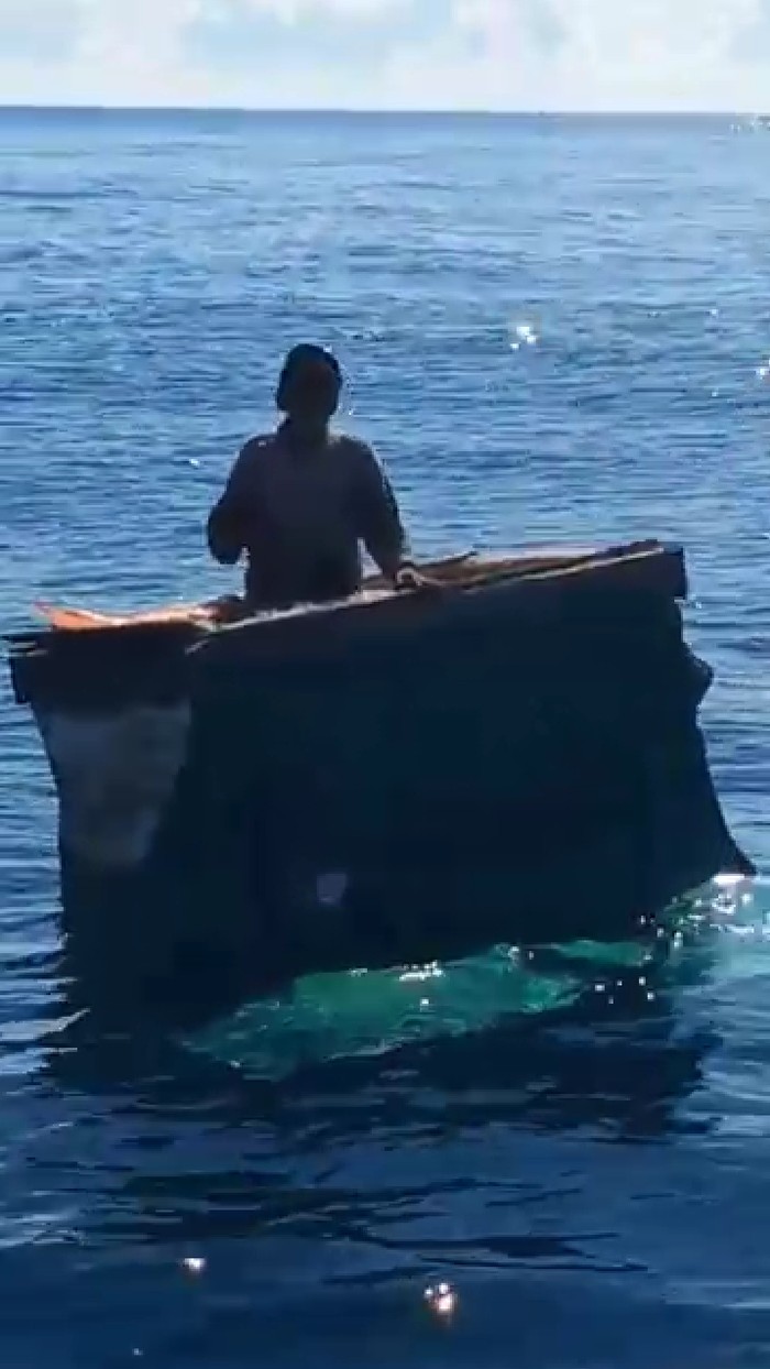 Hamade, nelayan lansia ditemukan terombang-ambing di laut selama 6 hari. Dia dievakuasi nelayan lain dari boks gabus ikan (dok. Istimewa)
