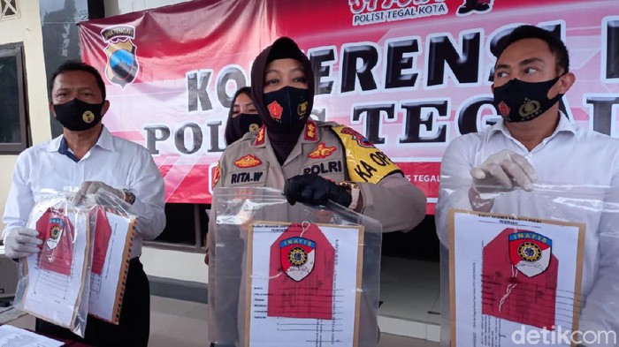Ini Barbuk yang Bikin Wakil DPRD Tegal Jadi Tersangka Konser Dangdut Wakil Ketua DPRD Kota Tegal, Jawa Tengah, Wasmad Edi Susilo, ditetapkan sebagai tersangka karena menggelar konser dangdut di tengah Pandemi. ini barang buktinya.