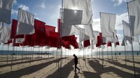 Instalasi dibuat menggunakan bendera yang diikat menggunakan tiang.