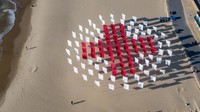 Begini penampakan instalasi seni karya Luke Jerram yang dipamerkan di Pantai Sandbanks, Poole, Inggris.