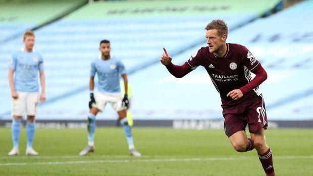 Jamie Vardy MANCHESTER, ENGLAND - SEPTEMBER 27: Jamie Vardy of Leicester City celebrates after scoring his sides third goal during the Premier League match between Manchester City and Leicester City at Etihad Stadium on September 27, 2020 in Manchester, England. Sporting stadiums around the UK remain under strict restrictions due to the Coronavirus Pandemic as Government social distancing laws prohibit fans inside venues resulting in games being played behind closed doors. (Photo by Catherine Ivill/Getty Images)