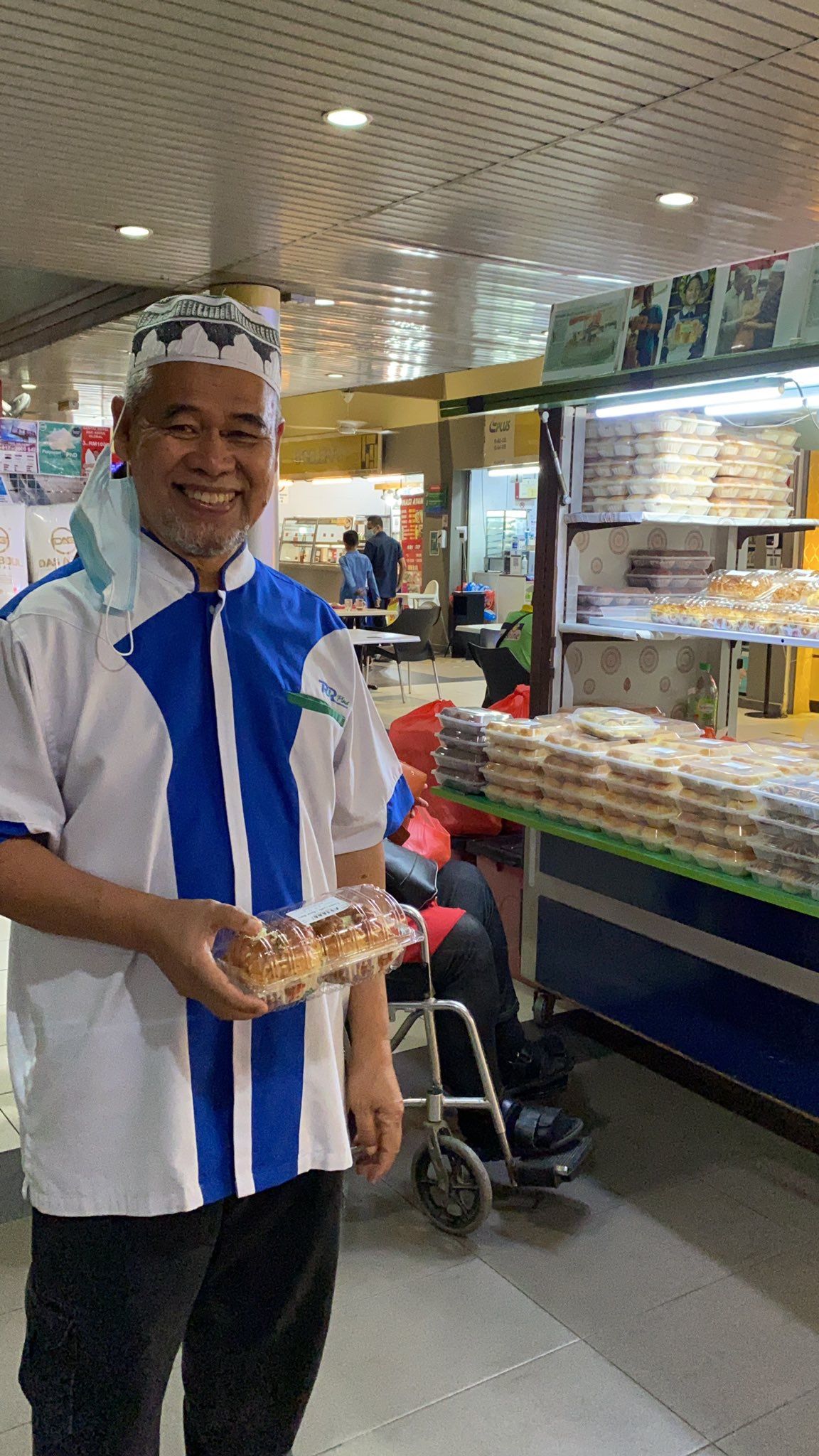Jualan Roti Sambil Puji Sang Istri, Kakek Ini Jadi Viral