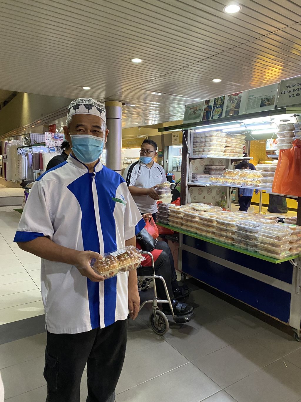 Jualan Roti Sambil Puji Sang Istri, Kakek Ini Jadi Viral