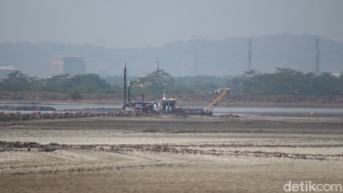 kapal keruk di titik 25 yang sdh tidak aktif alirkan lumpur ke kali Porong