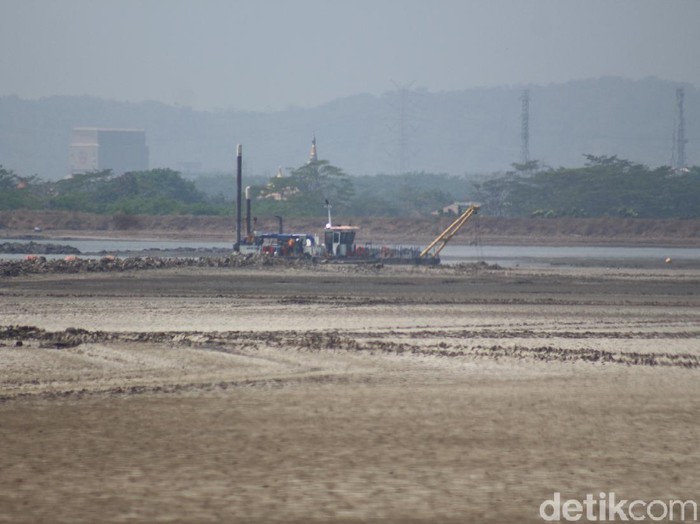 kapal keruk di titik 25 yang sdh tidak aktif alirkan lumpur ke kali Porong